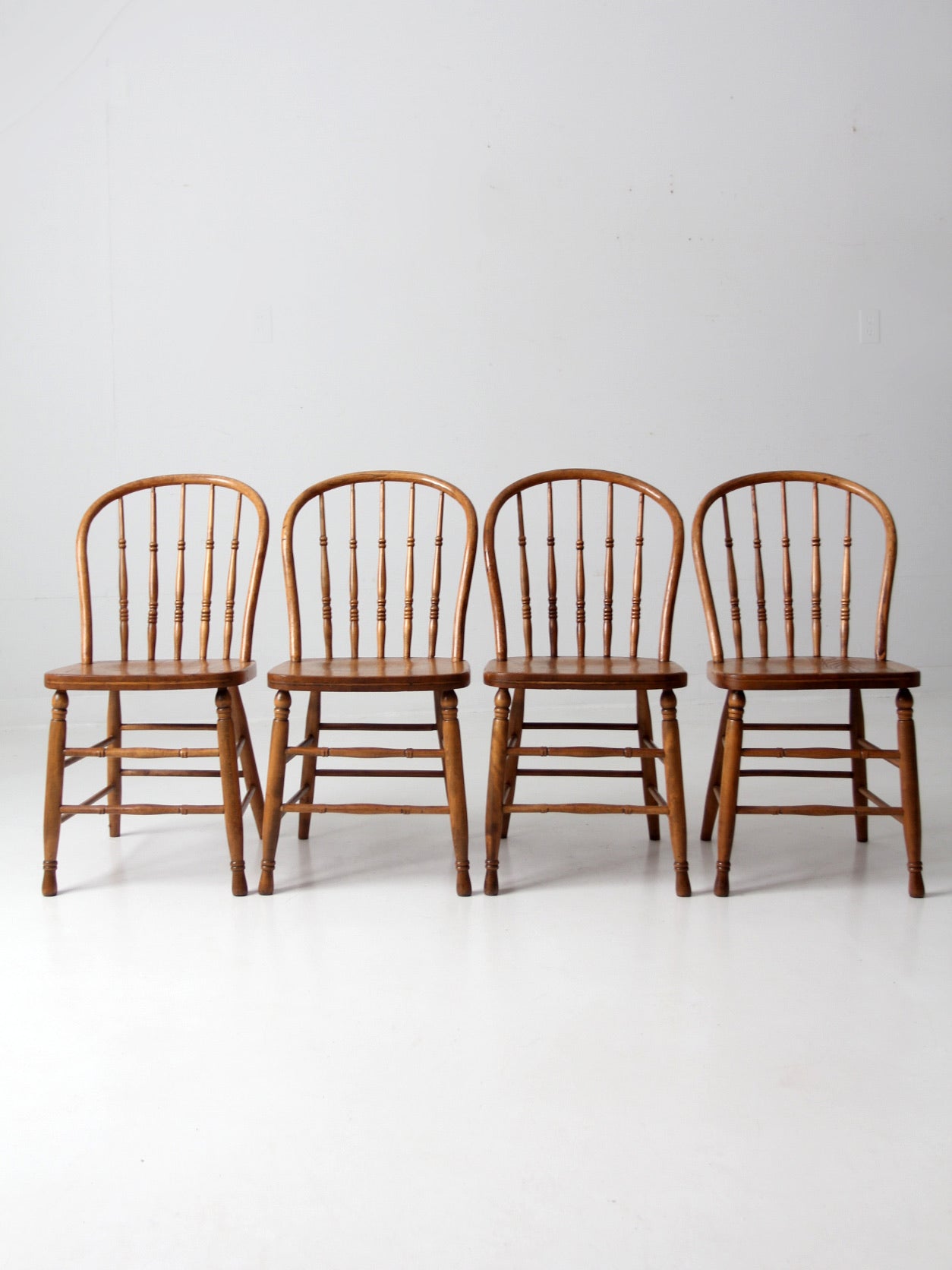 Antique windsor dining discount chairs