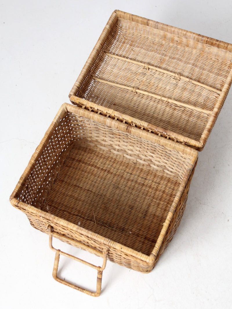 vintage woven picnic basket with lining