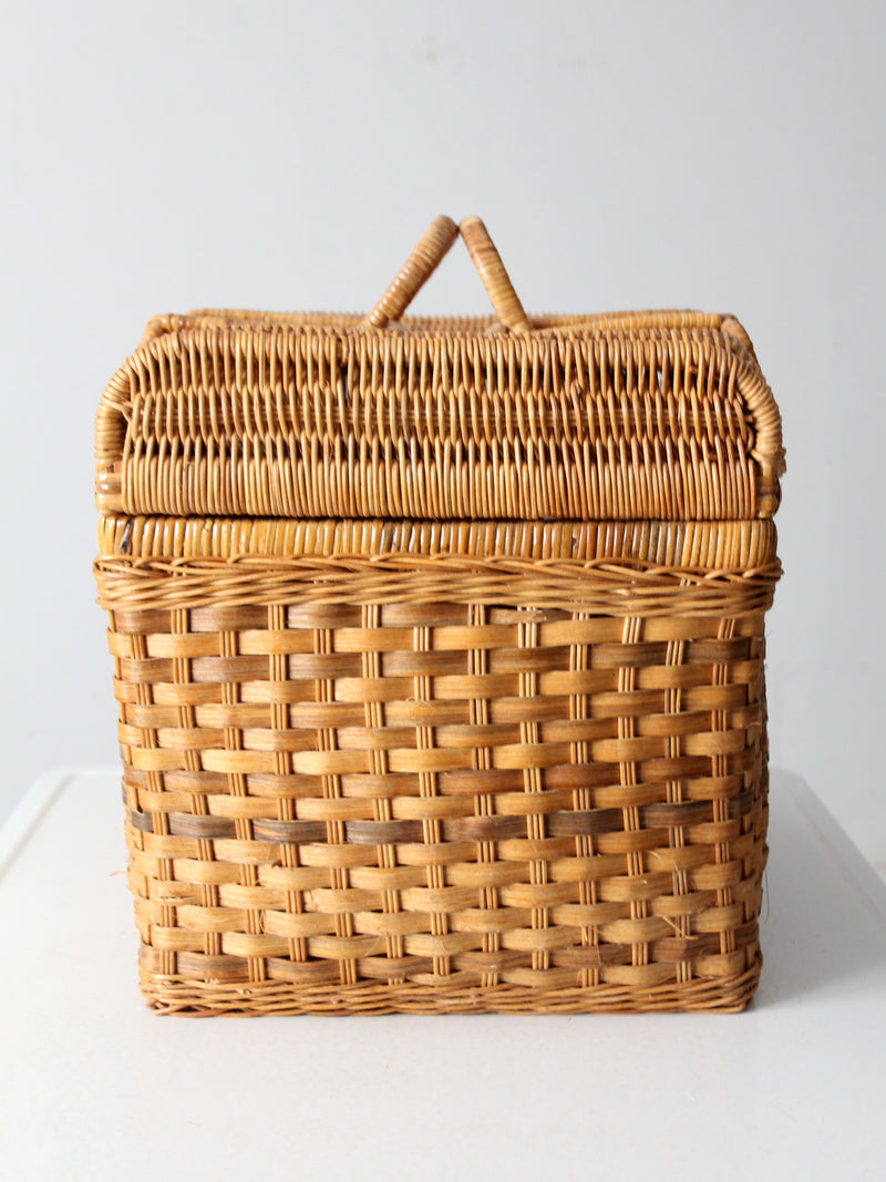 vintage woven picnic basket with lining