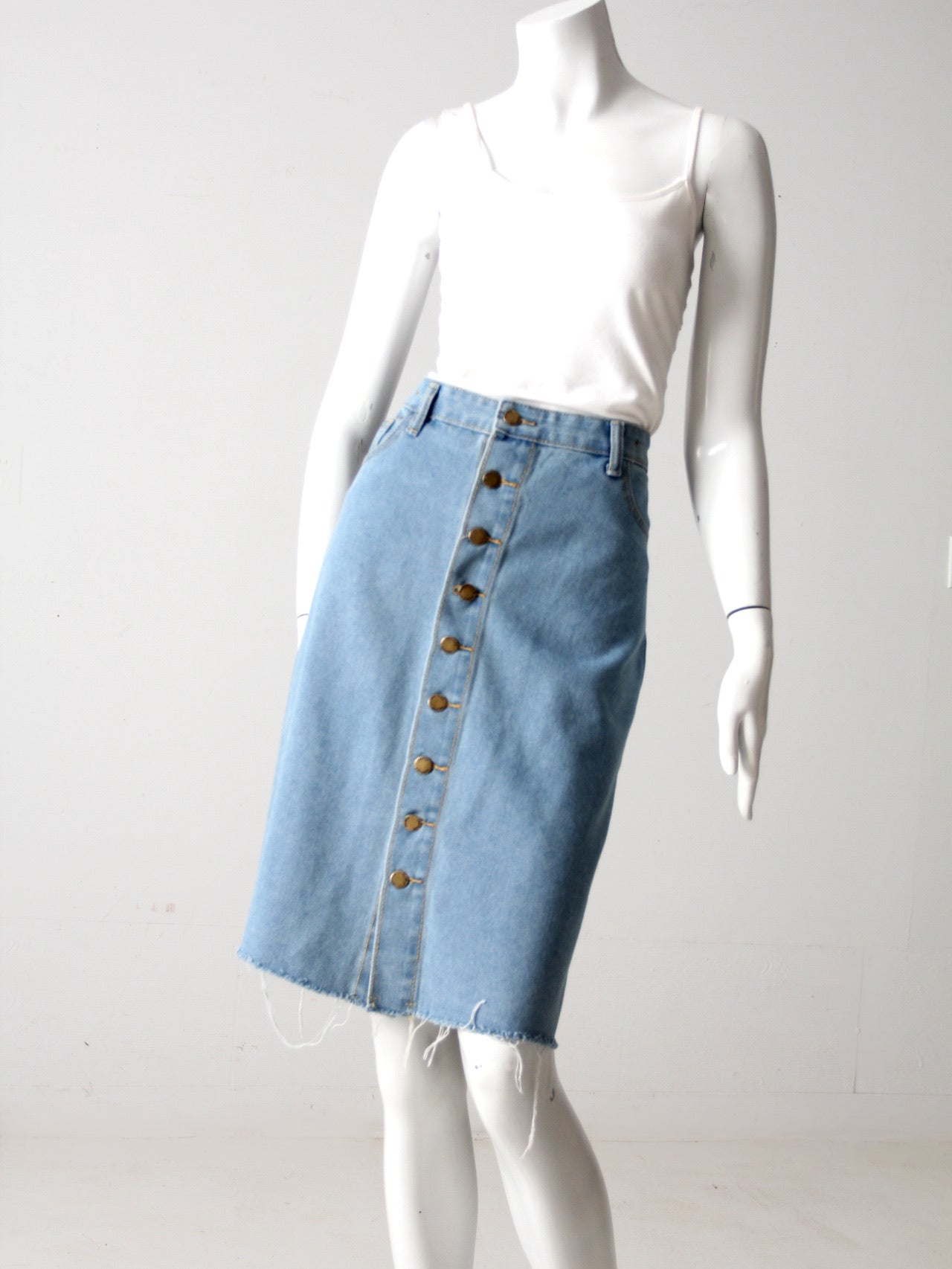 Easy Summer - Chic Denim Skirt and Graphic Tee - Wendy's Lookbook | Simple  summer outfits, Denim chic, Denim skirt